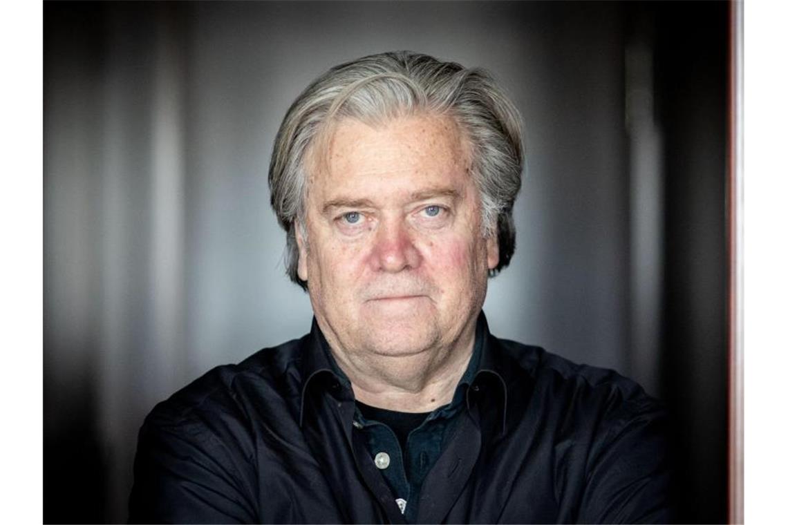 Steve Bannon, ehemaliger Berater des US-Präsidenten, am Rande eines Interviews mit der Deutschen Presse-Agentur. (Archivbild). Foto: Kay Nietfeld/dpa