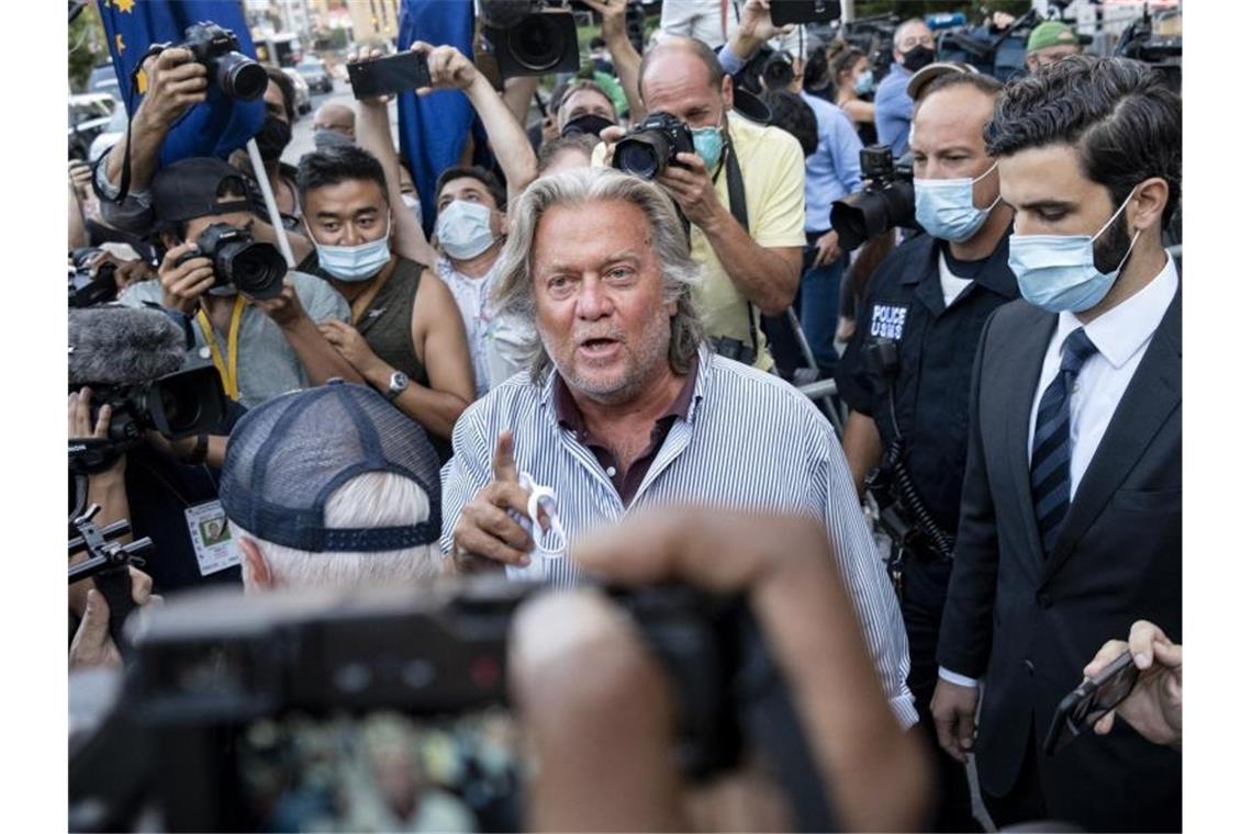 Ex-Trump-Berater Bannon erklärt sich für nicht schuldig Steve Bannon (M) verlässt das Gerichtsgebäude in New York. Foto: Craig Ruttle/AP/dpa