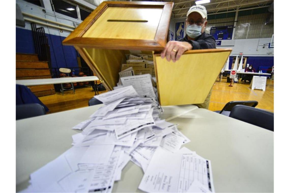 US-Präsidentenwahl: Biden gewinnt wichtige Bundesstaaten Steve Diorio schüttet in New Hampshire die Stimmzettel aus, um sie auszuzählen. Foto: Kristopher Radder/The Brattleboro Reformer/AP/dpa
