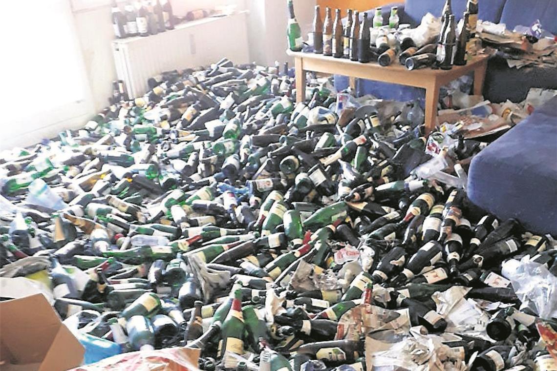 Steven Brodt reinigt oft Messiewohnungen. Auf dem Foto zu sehen ist die Wohnung eines Alkoholkranken, der dort auch gestorben ist. Fotos: privat (1), S. Latzel (1)