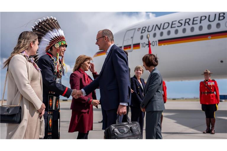 Steven Crowchild von der indigenen Tsuut’ina Nation begrüßte Kanzler Friedrich Merz in Calgary.