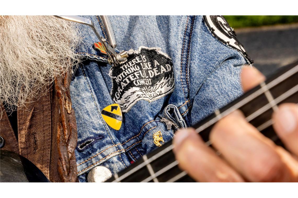 Steven Lewis, der in der dritten Generation in der Bay Area lebt, spielt während einer öffentlichen Gedenkfeier für den Mitbegründer von Grateful Dead, Bob Weir, auf dem Civic Center Plaza in San Francisco eine Gitarre.