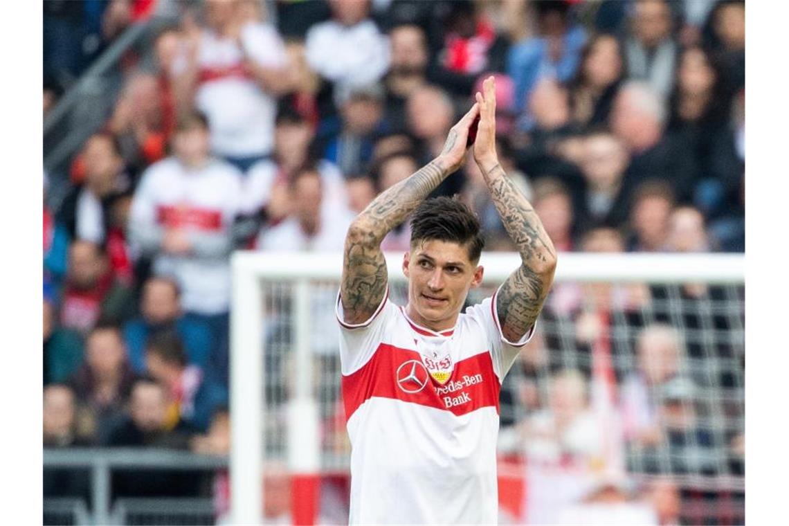 Zuber verabschiedet sich emotional: „Bin leer und traurig“ Steven Zuber, hier beim Spiel gegen 1899 Hoffenheim. Foto: Sebastian Gollnow/Archivbild