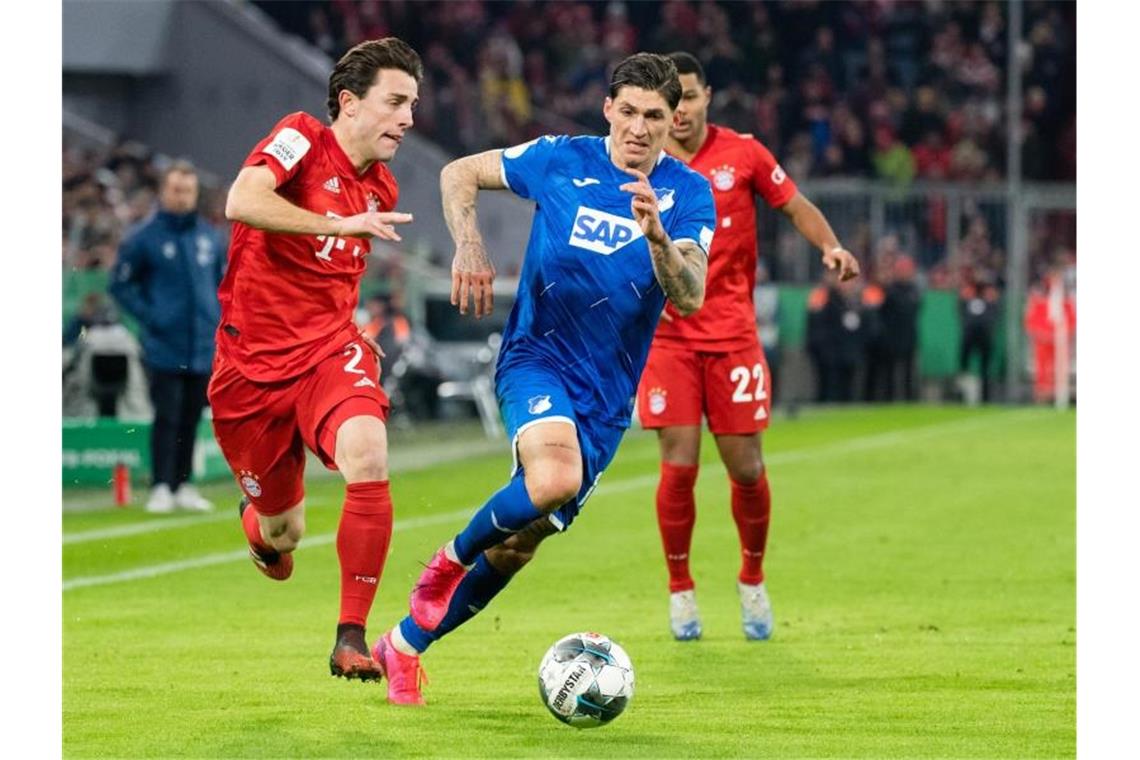 Hoffenheim verlängert Vertrag mit Schweizer Zuber bis 2023 Steven Zuber (l.) im Duell mit Bayerns Alvaro Odriozola. Foto: Matthias Balk/dpa/Archivbild