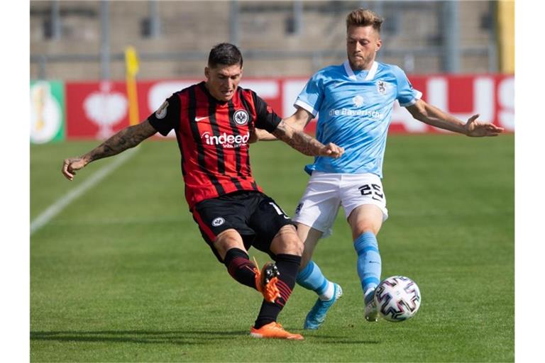 Steven Zuber (l) von Eintracht Frankfurt in Aktion. Foto: Lino Mirgeler/dpa