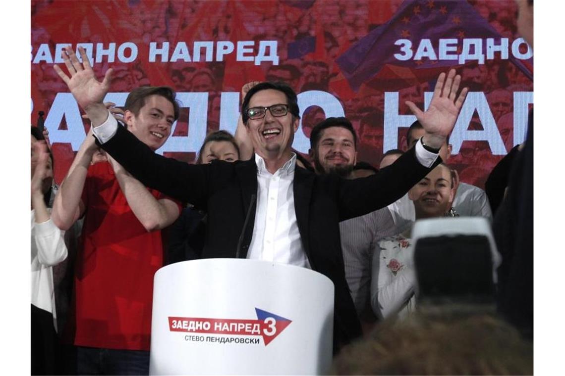 Stevo Pendarovski (M.), von den regierenden Sozialdemokraten unterstützter Präsidentschaftskandidat, jubelt über seinen Sieg bei den nordmazedonischen Präsidentschaftswahlen Anfang Mai. Foto: Boris Grdanoski/AP