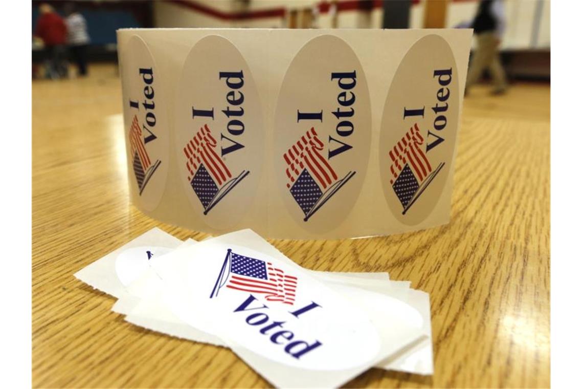 Sticker mit der Aufschrift „I Voted“ liegen in einem Wahllokal in Richmond. Foto: Steve Helber/AP/dpa