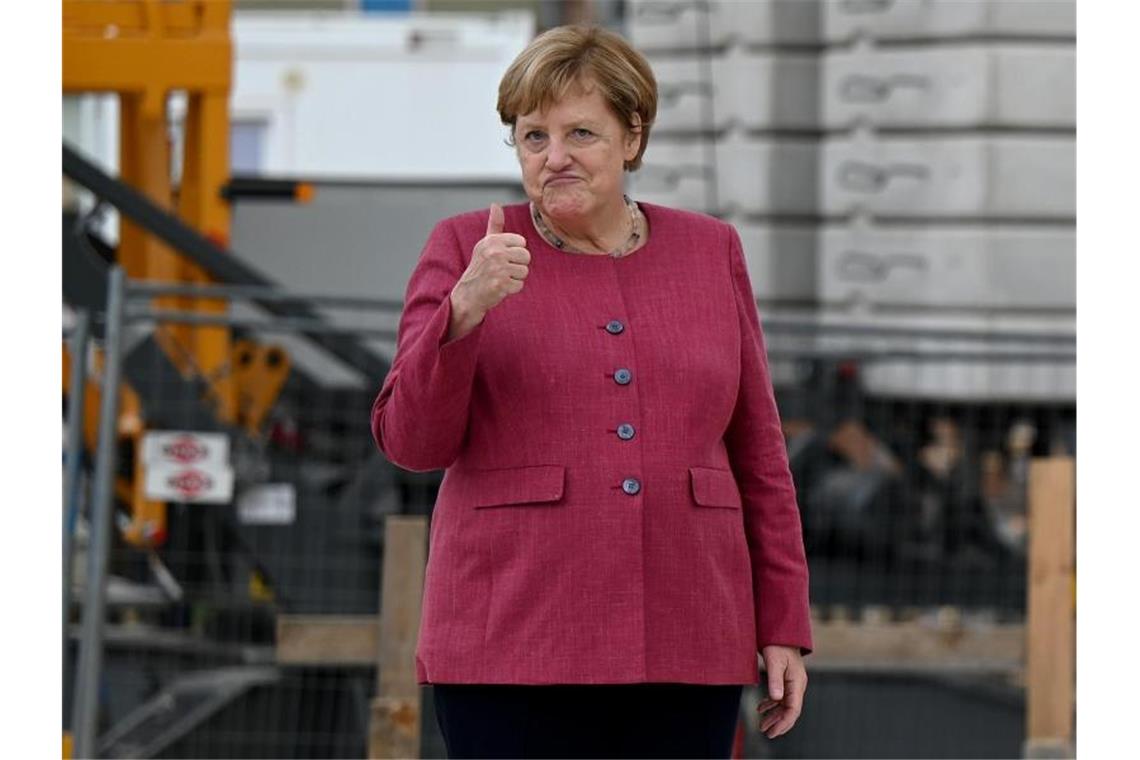 Ein Rückblick: Merkel, die Papageien und das Kleid