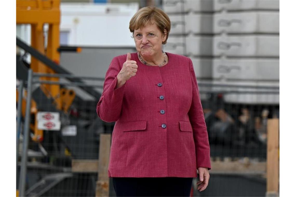 Ein Rückblick: Merkel, die Papageien und das Kleid Stilecht in Blazer und Hose: die Kanzlerin. Foto: Monika Skolimowska/dpa-Zentralbild/dpa