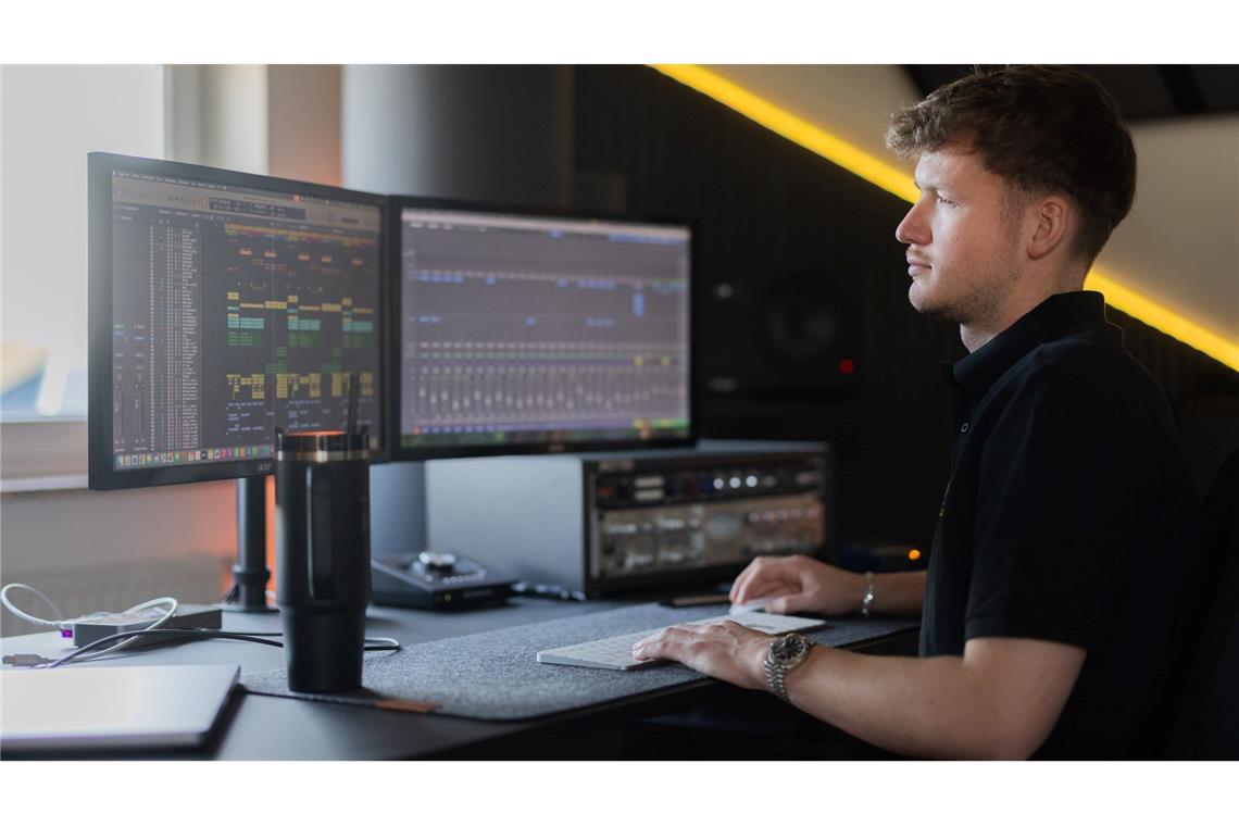 Still am Schreibtisch statt laut auf der Bühne: Julian Sommer bei der Arbeit.