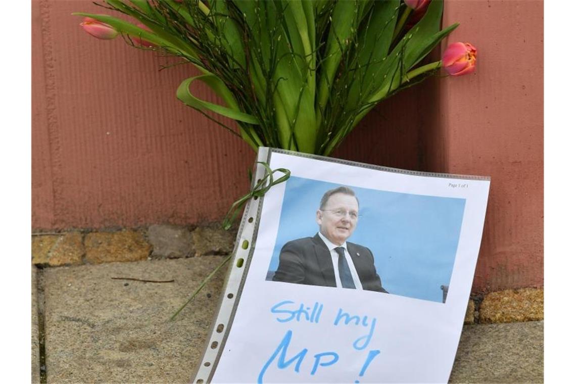 „Still my MP“: Blumen und ein Porträt des ehemaligen Thüringer Ministerpräsidenten Bodo Ramelow vor der Staatskanzlei in Erfurt. Foto: Martin Schutt/dpa-Zentralbild/dpa