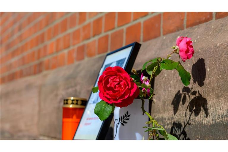 Stilles Gedenken am Bahnhof Friedland: Rosen und Kerze erinnern an die verstorbene Jugendliche.