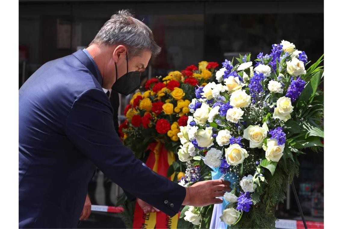 Stilles Gedenken an die Opfer der Messerattacke: Ministerpräsident Markus Söder in Würzburg. Foto: Karl-Josef Hildenbrand/dpa