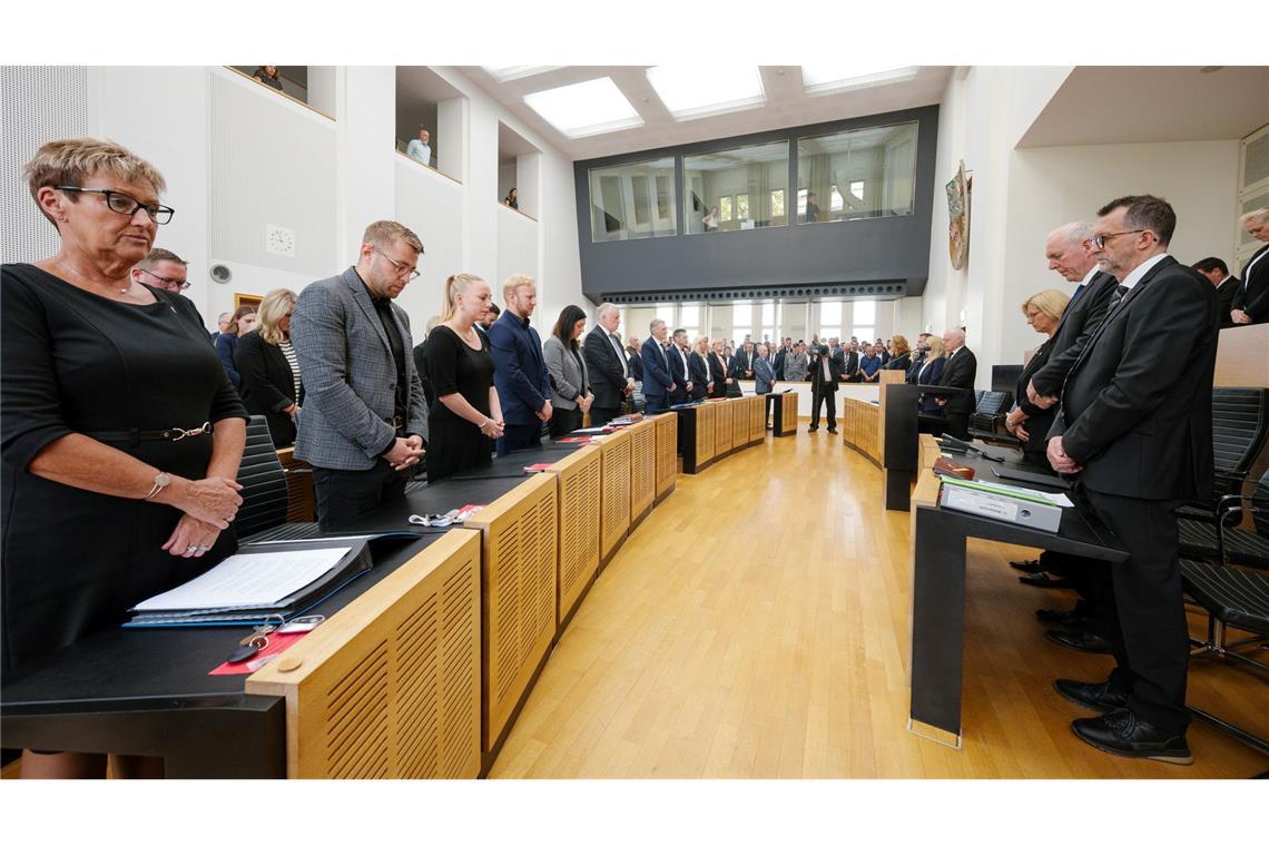 "Wir trauern": Bundesweites Gedenken an getöteten Polizisten Stilles Gedenken im saarländischen Landtag. Die saarländische Landesregierung hatte zu einer Schweigeminute für den in Völklingen im Dienst getöteten Polizisten aufgerufen.