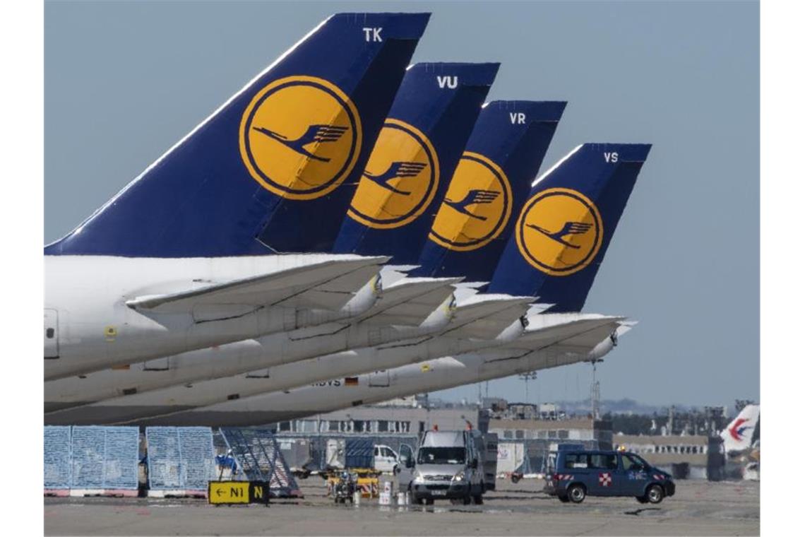Poker um Lufthansa-Beihilfe Stillgelegte Passagiermaschine der Lufthansa auf dem Flughafen Frankfurt. Foto: Boris Roessler/dpa