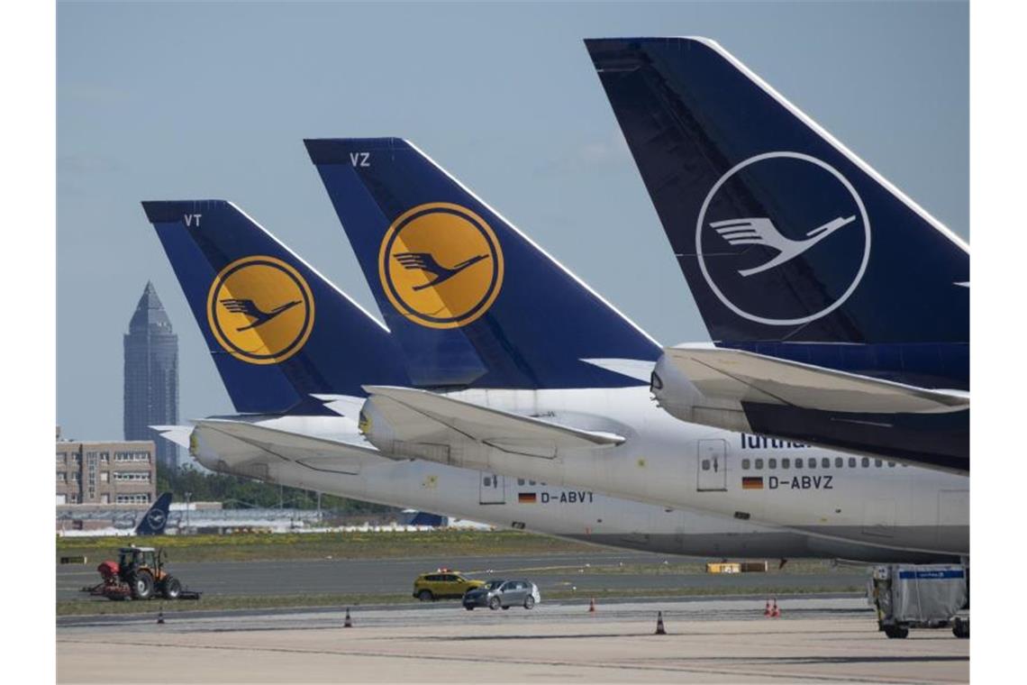 Stillgelegte Passagiermaschine der Lufthansa auf dem Vorfeld des Flughafen Frankfurt. Foto: Boris Roessler/dpa