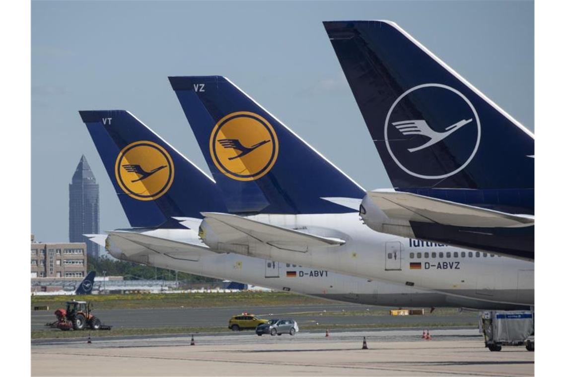 Tausende Stellen bei Lufthansa auf der Kippe Stillgelegte Passagiermaschine der Lufthansa stehen auf dem Vorfeld des Flughafen Frankfurt. Foto: Boris Roessler/dpa