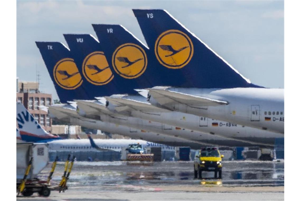 Lufthansa verschärft Sparkurs bei Flotte und Personal Stillgelegte Passagiermaschinen der Lufthansa stehen auf dem Rollfeld des Frankfurter Flughafens. Foto: Boris Roessler/dpa