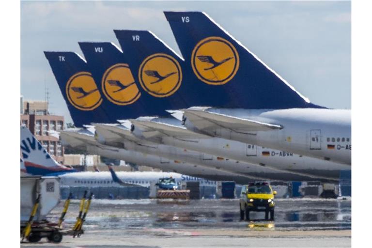 Stillgelegte Passagiermaschinen der Lufthansa stehen auf dem Rollfeld des Frankfurter Flughafens. Foto: Boris Roessler/dpa