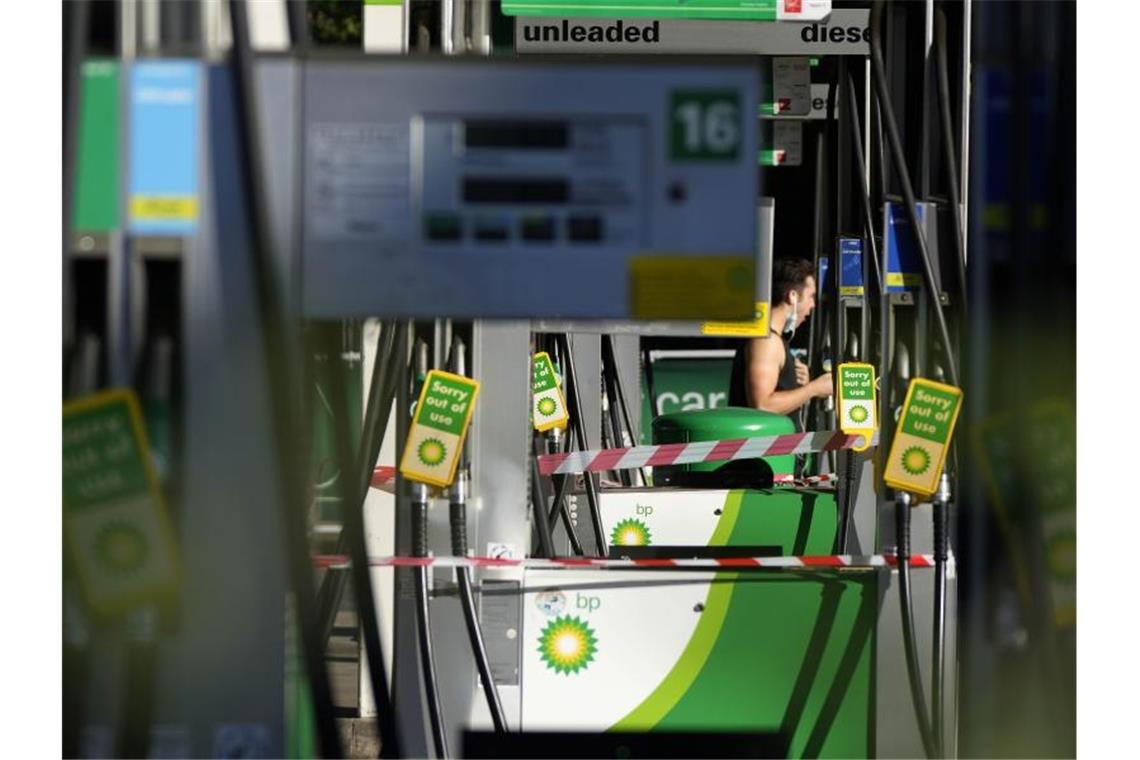 Stillgelegte Zapfsäulen an einer Tankstelle in London. Foto: Frank Augstein/AP/dpa