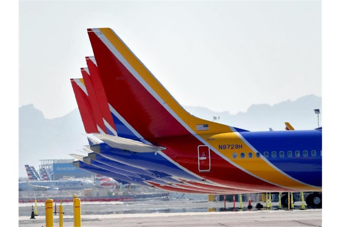 Boeing setzt Produktion von Unglücksflieger 737 Max aus Stillgelegt: Flugzeuge des Typs Boeing 737 Max von Southwest Airlines auf dem Vorfeld des Sky Harbor International Airport in Phoenix (USA). Foto: Matt York/AP/dpa