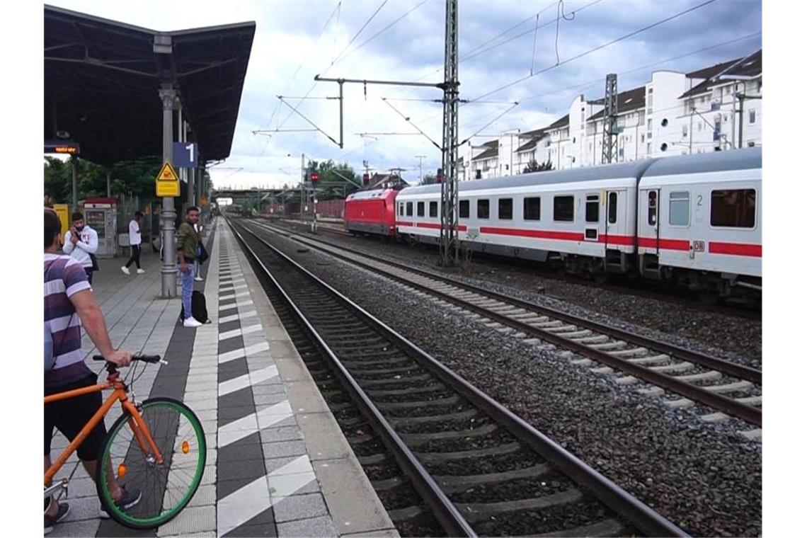 Stillstand am Langener Bahnhof: Zwischen Mannheim und Frankfurt war nach dem Unwetter zeitweilig kein Zugverkehr möglich. Foto: Frank Rumpenhorst