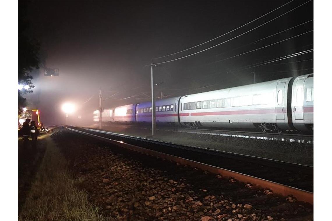 ICE steht stundenlang auf der Strecke - Fahrgäste evakuiert Stillstand: Der liegengebliebene ICE bei Nauen in Brandenburg. Foto: Julian Stähle