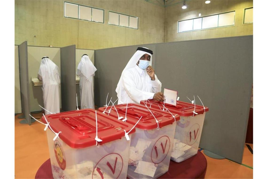 Im Golfemirat Katar wird gewählt Stimmabgabe in einem Wahllokal in Doha. Foto: Hussein Sayed/AP/dpa
