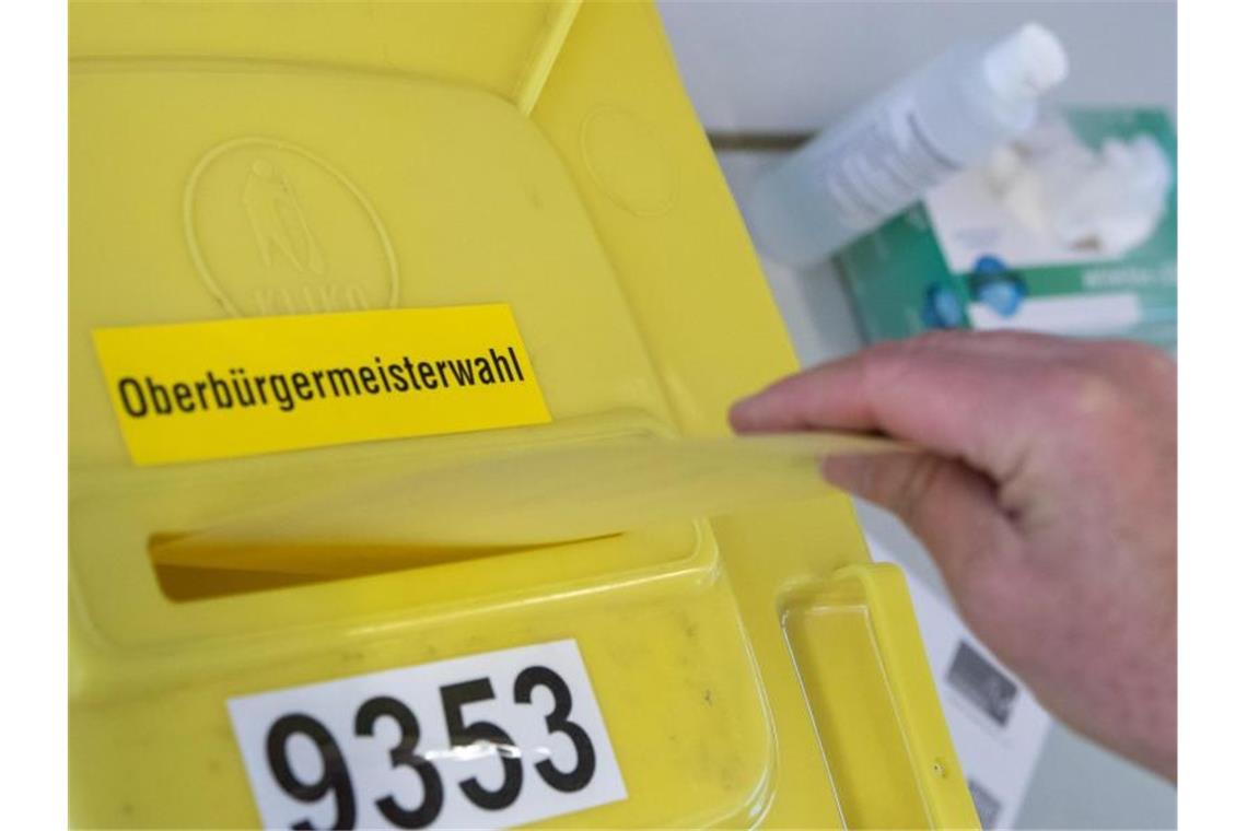 Kommunal-Stichwahlen in Bayern nur per Brief Stimmabgabe in einem Wahllokal in Nürnberg. Foto: Daniel Karmann/dpa