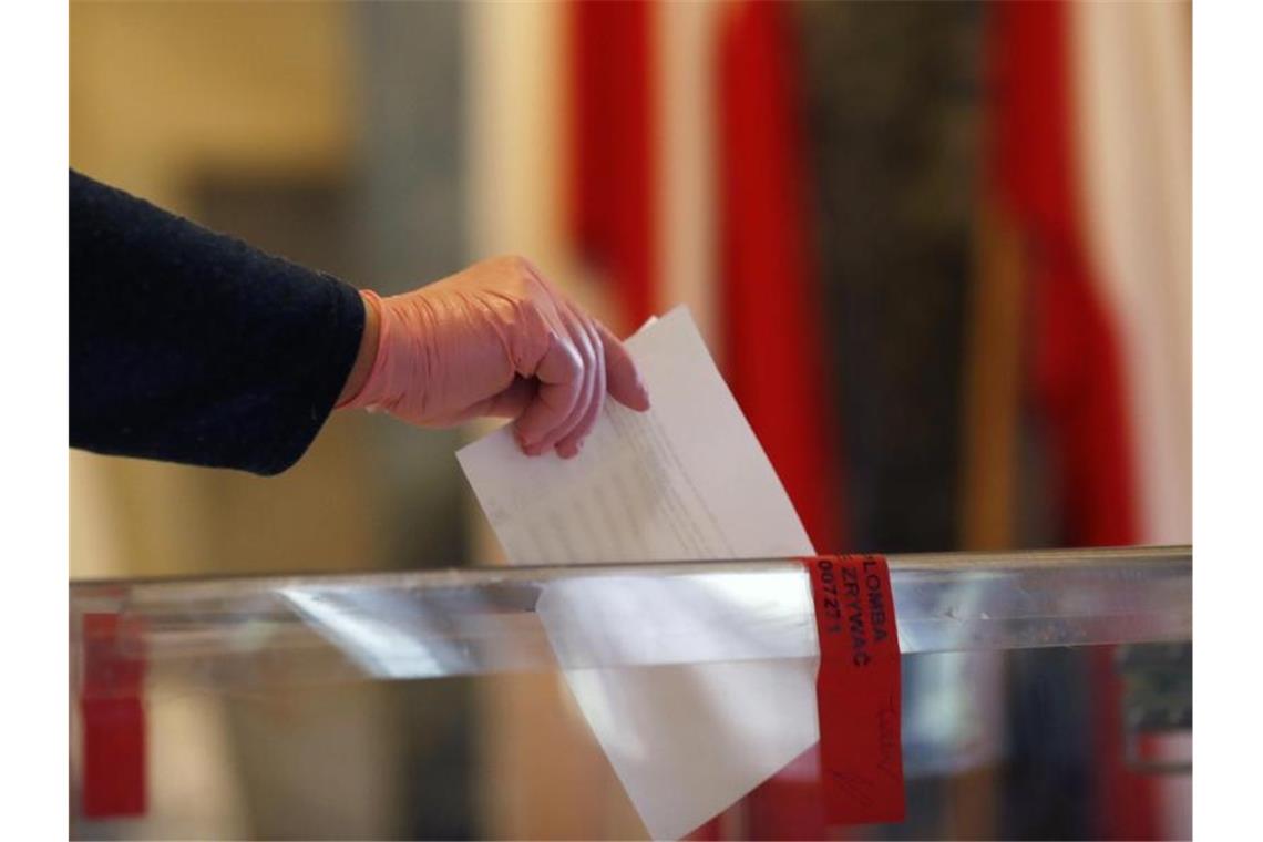 Stimmabgabe in einem Wahllokal in Warschau. Foto: Petr David Josek/AP/dpa