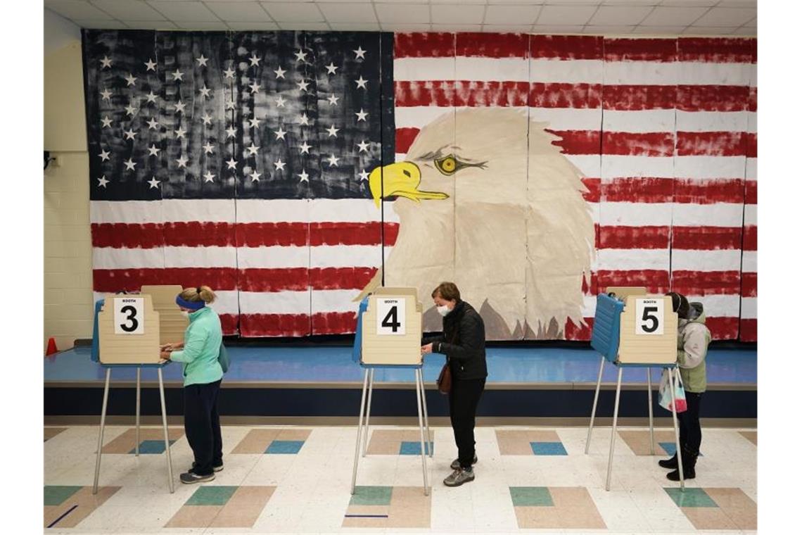 Stimmabgabe in einer Grundschule in Midlothian, Virginia. Foto: Steve Helber/AP/dpa