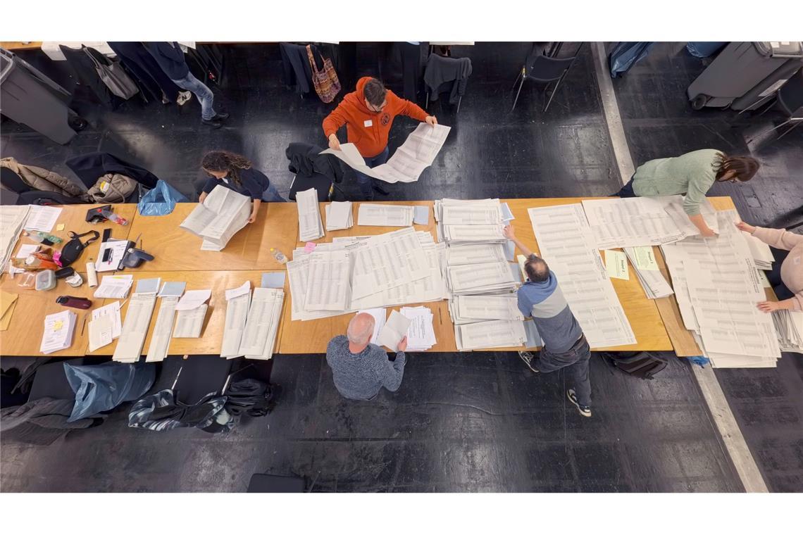 Stimmen auszählen bei den hessischen Kommunalwahlen.