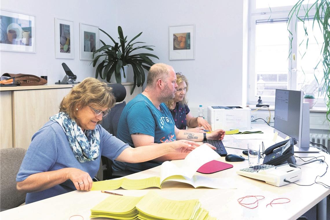 Große Parteien fühlen sich benachteiligt Stimmenauszählung bei der Backnanger Gemeinderatswahl: Das Wahlergebnis ist eindeutig, die Sitzverteilung jedoch umstritten. Foto: J. Fiedler
