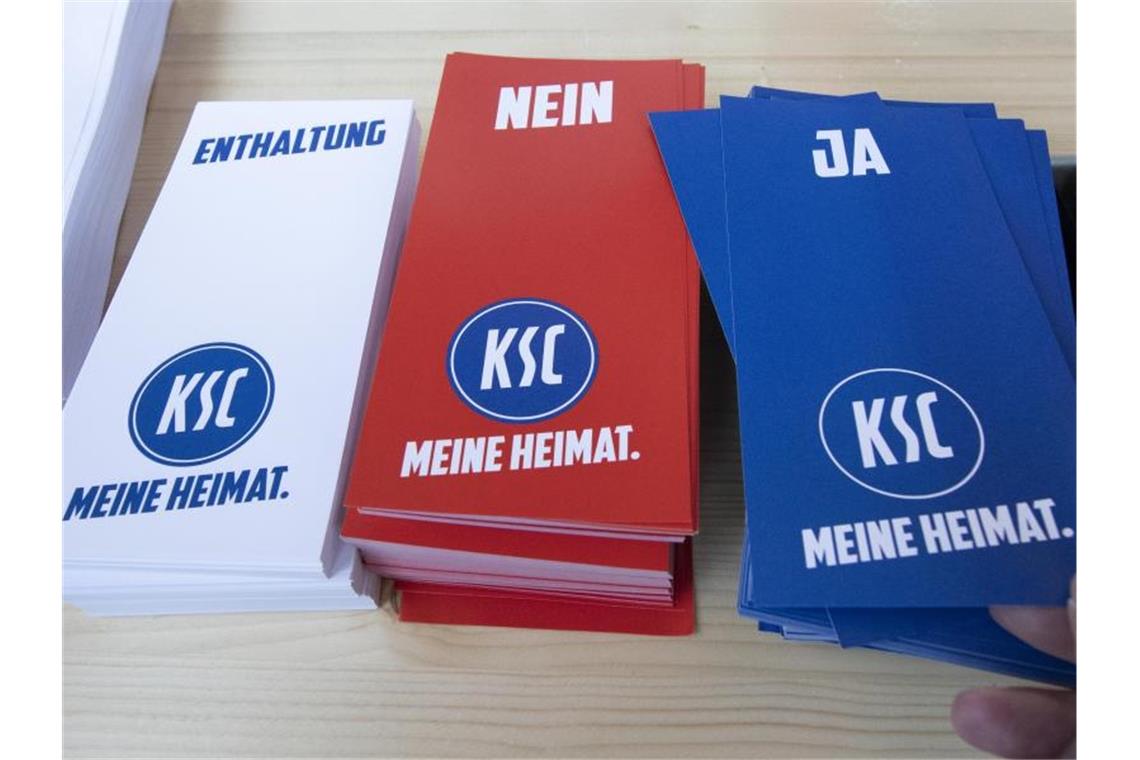 KSC-Mitglieder geben grünes Licht für Ausgliederung Stimmkarten liegen bei der KSC-Mitgliederversammlung auf einem Tisch. Foto: Thomas Kienzle