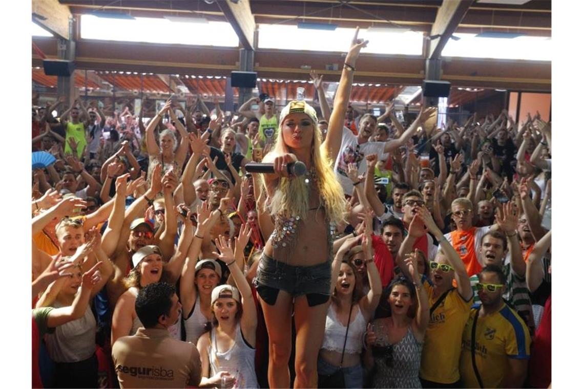 Neue Maßnahmen gegen „Sauf-Tourismus“ auf Mallorca und Ibiza Stimmung! Die deutsche Sängerin Mia Julia im Bierkönig an der Playa de Palma. Foto: Clara Margais/dpa