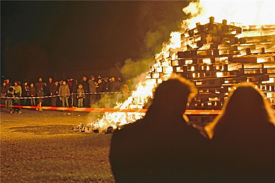 Knisternde Atmosphäre beim Heininger Sonnenwendfeuer Stimmungsvoll lodern die Flammen in die eiskalte Nachtluft. Foto: Tobias Sellmaier