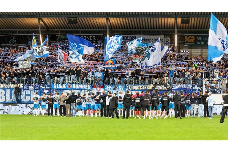 Stimmungsvoller Abend auf der Waldau: Die Kickers-Spieler feiern gemeinsam mit ihren Fans.