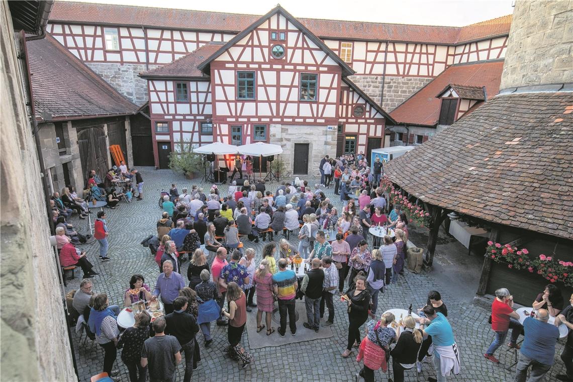 24 wunderbare Wanderstunden Stimmungsvolles, lauschiges Ambiente im Innenhof der Burg Reichenberg: Die Band „Die Millers“ spielte Rockabilly und Schlager und die Gäste feierten mit. Fotos: A. Becher