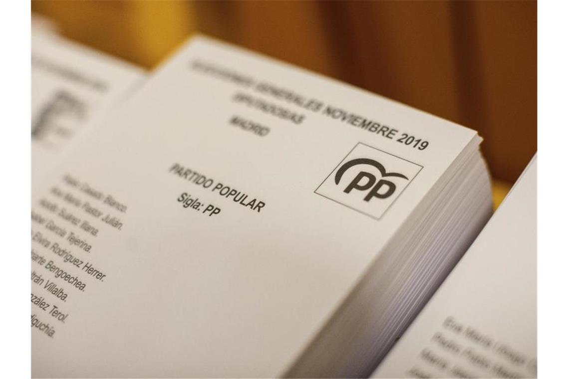 Stimmzettel für die Volkspartei (PP) in einem Wahllokal: Die Spanier sind erneut zur Parlamentswahl aufgerufen. Foto: Bernat Armangue/AP/dpa