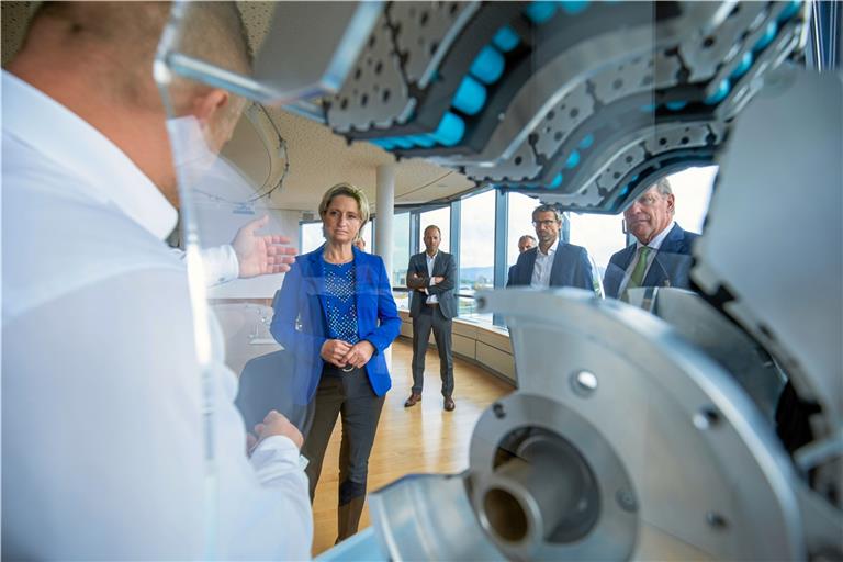 Stoba-e-Systems-Geschäftsführer Achim Fedyna (links) erläutert Nicole Hoffmeister-Kraut das neu entwickelte elektrische Antriebssystem. Die Wirtschaftsministerin war auf Einladung von Staatssekretär Wilfried Klenk und Stoba-Geschäftsführer Christoph Bode (von rechts) gestern nach Backnang gekommen. Foto: A. Becher