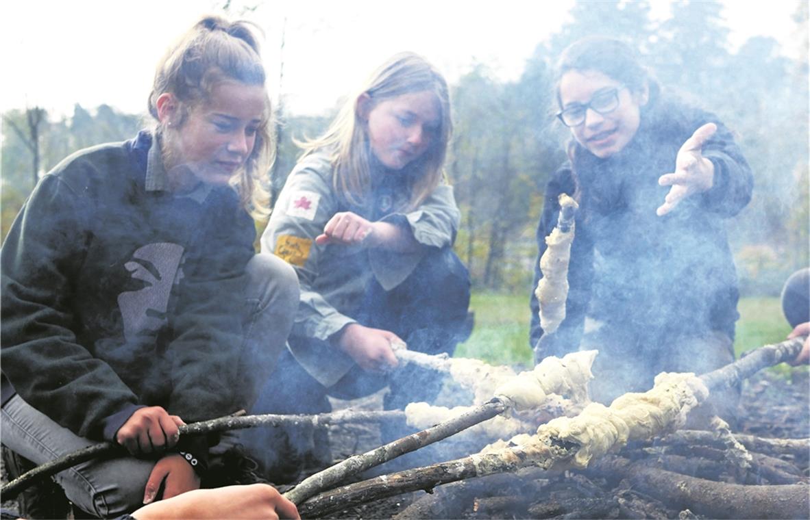 Allzeit bereit für Abenteuer in der Natur Stockbrot über dem Lagerfeuer: Für Pfadfinder kein Problem. Sie genießen das Leben in der freien Natur. Foto: privat