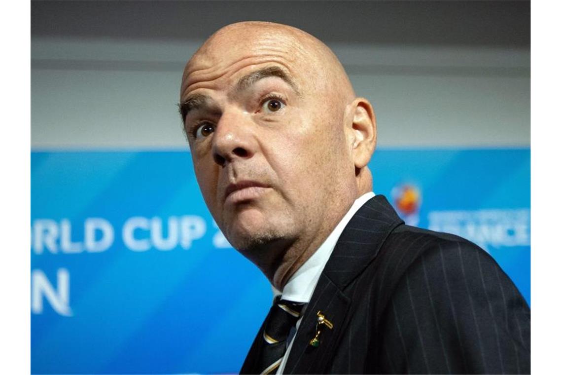 Stößt mit seinem Plan für eine WM alle zwei Jahre in Deutschland auf wenig Zustimmung: FIFA-Präsident Gianni Infantino. Foto: Sebastian Gollnow/dpa