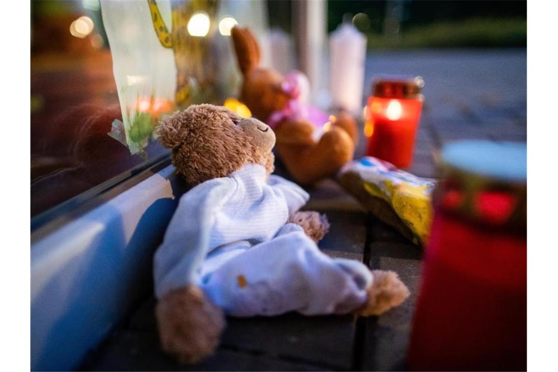 Erzieherin unter Mordverdacht - bereits ähnliche Vorfälle Stofftiere und Kerzen vor dem Eingang der Kindertagesstätte in Viersen. Foto: Marcel Kusch/dpa