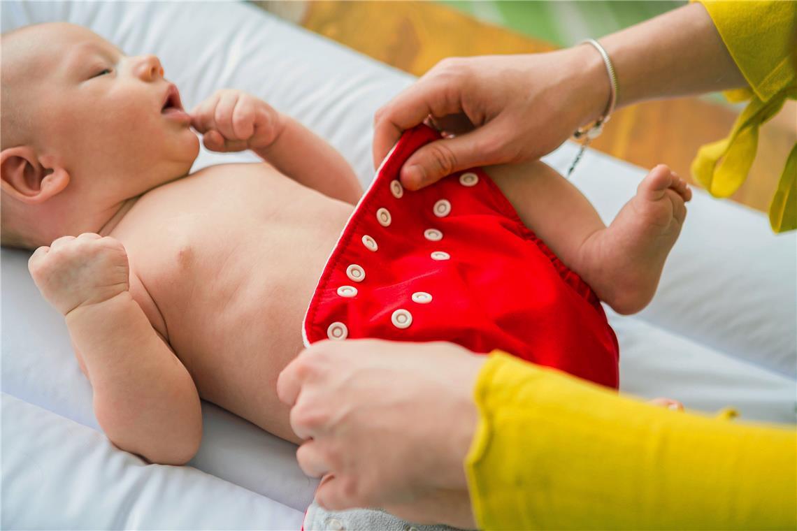 Stoffwindeln statt Einwegprodukte: So kann laut AWRM eine beträchtliche Menge an Restmüll vermieden werden. Symbolfoto: Adobe Stock/suszczynski 
