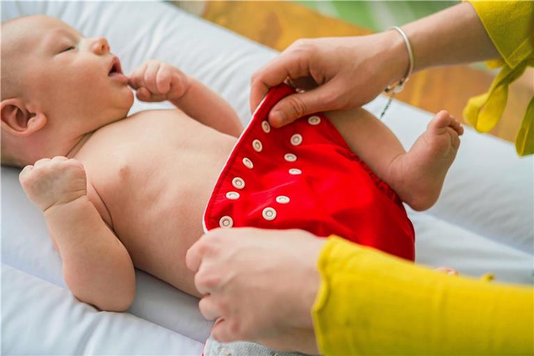 Stoffwindeln statt Einwegprodukte: So kann laut AWRM eine beträchtliche Menge an Restmüll vermieden werden. Symbolfoto: Adobe Stock/suszczynski 