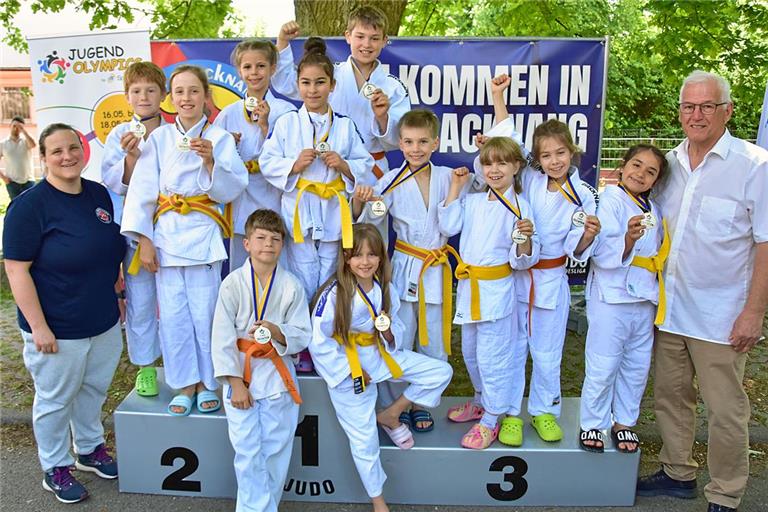 Stolz präsentieren Backnangs Judotalente um Trainerin Tanja Hehr ihre Medaillen. Jugend-Olympics-Initiator Gerd Lamsfuß ist bei der Siegerehrung in seiner Sportart auch dabei. Foto: Tobias Sellmaier