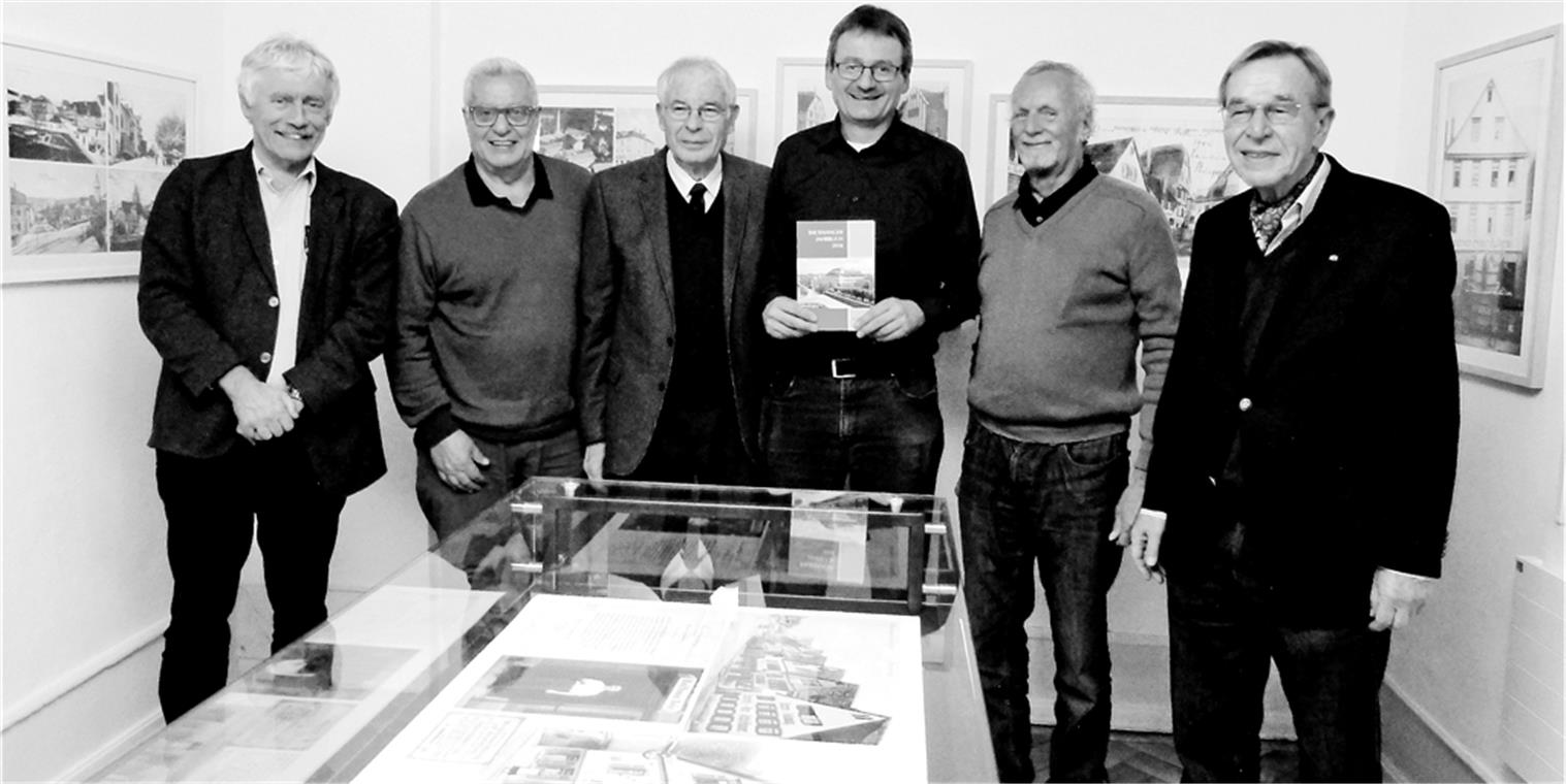 Stolz präsentieren die Autoren Gerhard Fritz, Heiner Kirschmer, Rolf Königstein, Bernhard Trefz, Heinz Wollenhaupt und Roland Idler (von links) das neueste Backnanger Jahrbuch. Foto: P. Wolf