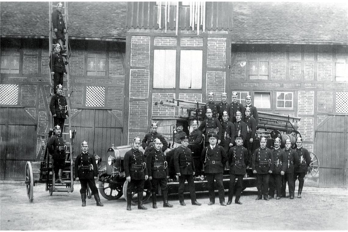 Stolz präsentieren die Feuerwehrmänner 1924 die erste Autofeuerlöschspritze. Die Feuerspritzenremise mit Trockenturm befand sich am heutigen Adenauerplatz.