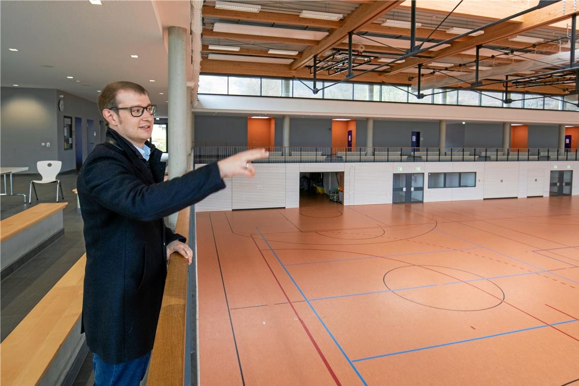 Stolz präsentiert Maximilian Friedrich die 2017 eingeweihte Sporthalle in Oppelsbohm. Mit Investitionskosten von rund fünf Millionen Euro war das Projekt für die kleine Gemeinde eine große Herausforderung. Foto: A. Becher