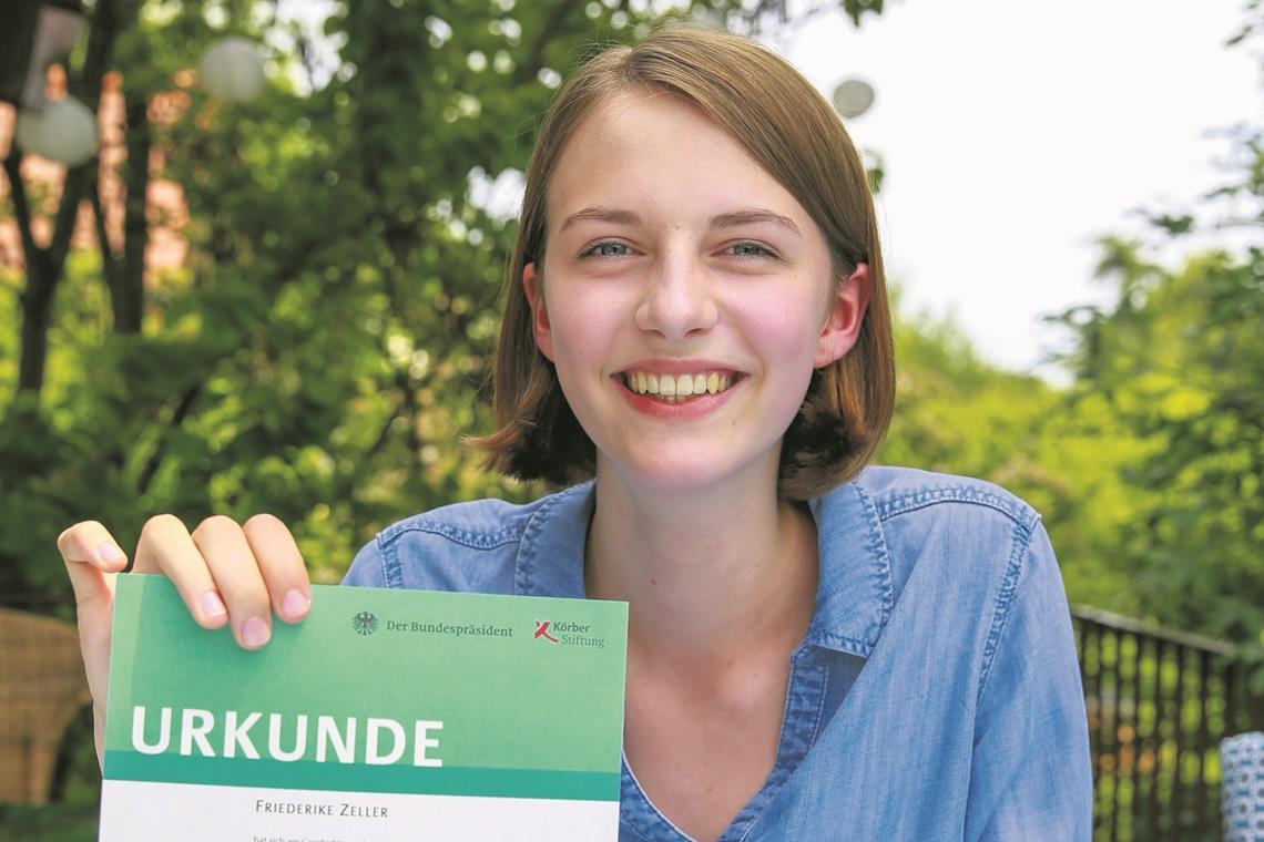 Stolz zeigt Friederike Zeller ihre Urkunde des Förderpreises. Foto: A. Becher